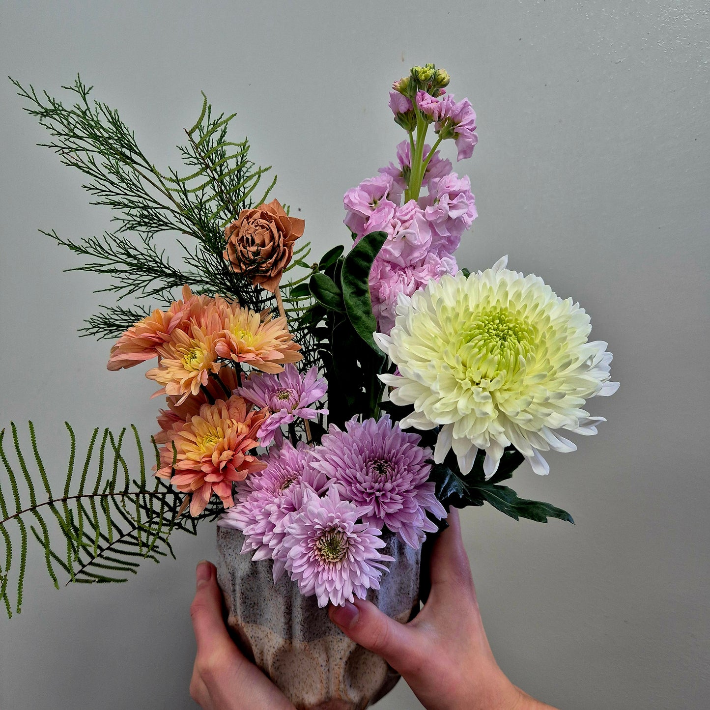 Ceramic pot / Seasonal flowers