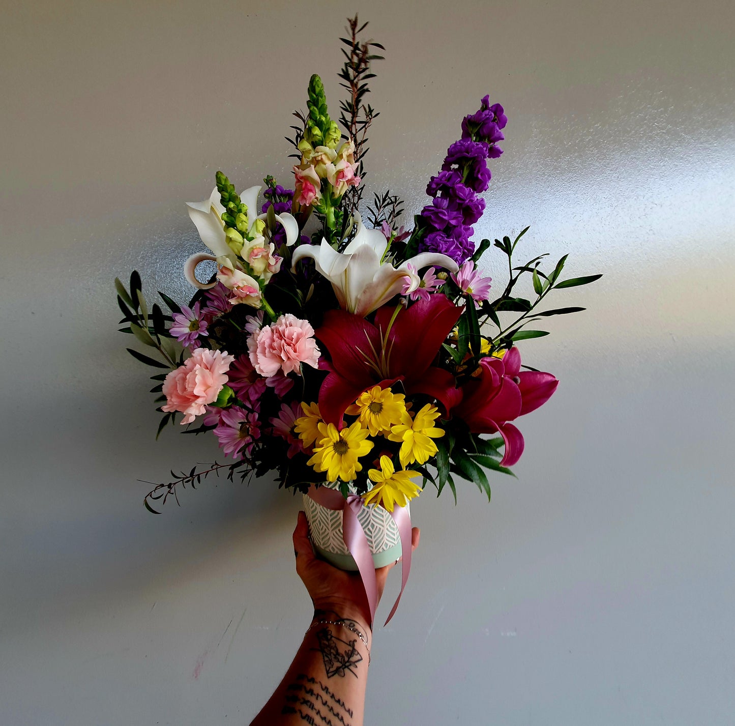 Ceramic pot / Seasonal flowers