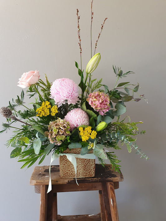 Ceramic pot / Seasonal flowers