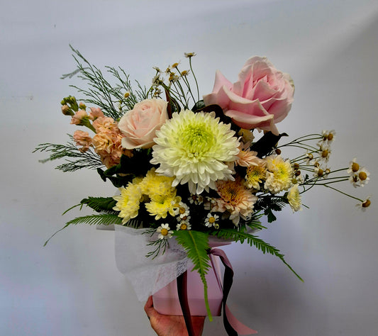 Seasonal blooms Medium mod vase