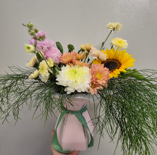 Seasonal blooms Mod vase