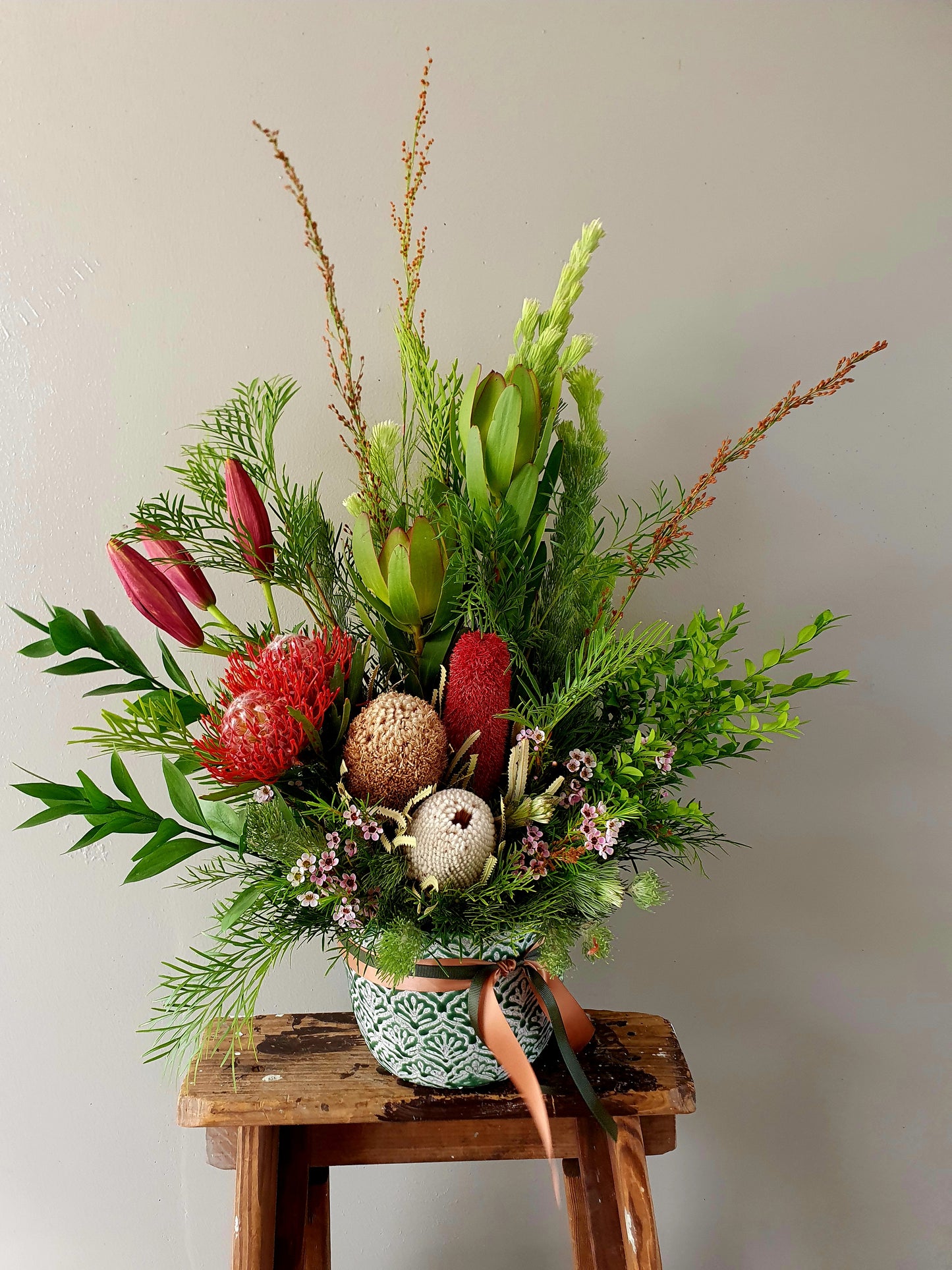 Ceramic pot / Seasonal flowers