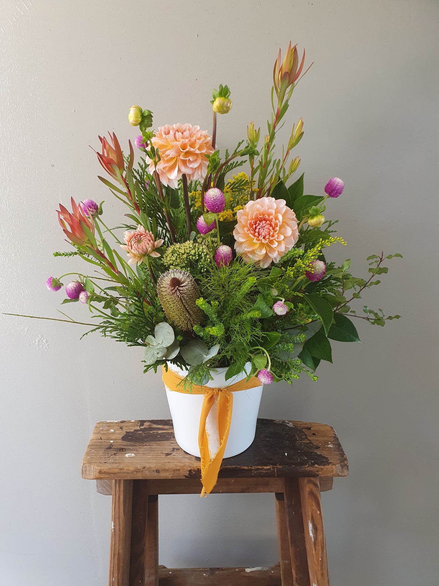 Ceramic pot / Seasonal flowers